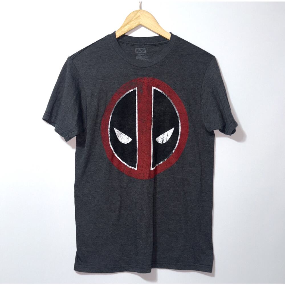Marvel Deadpool Distressed slant Eye Logo unisex size small